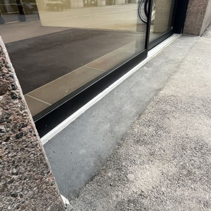 RSAG Nord: Anschlussdetail von Belag zu Fassade